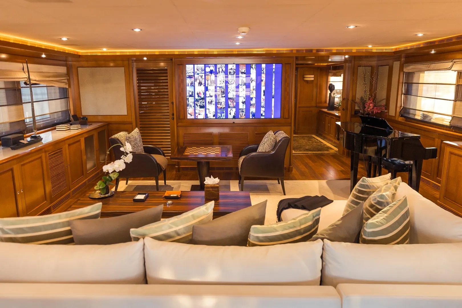 Upper deck lounge