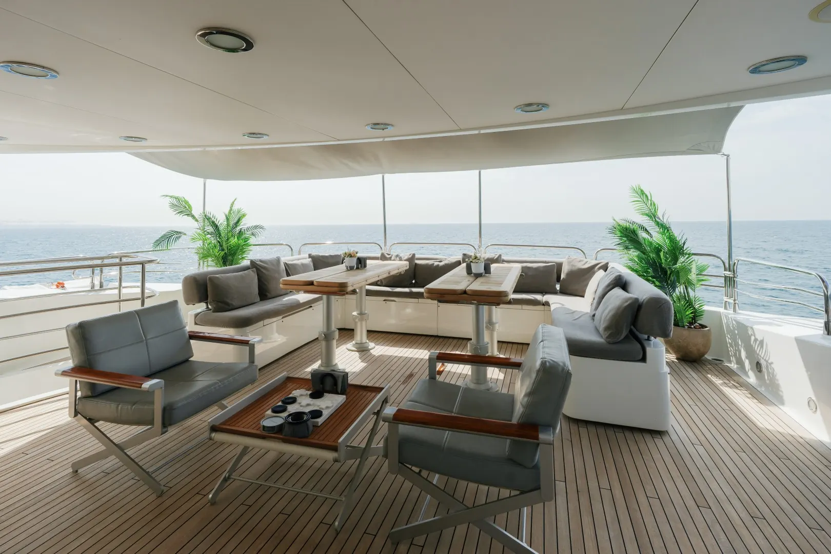 Aft deck lounge