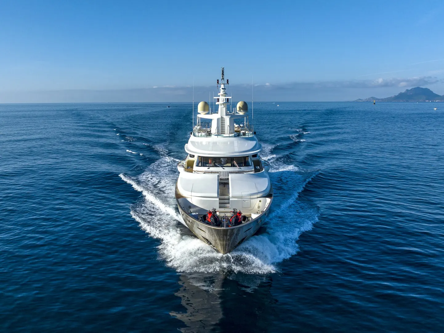 Bow-on cruise shot